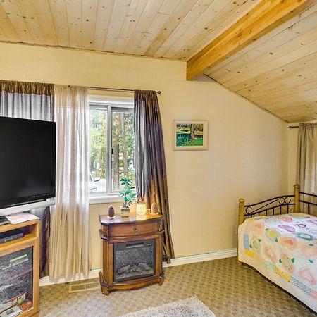 Cozy Lakeside Escape With Deck 4 Mi To Rainbow Lake パイントップ・レイクサイド エクステリア 写真
