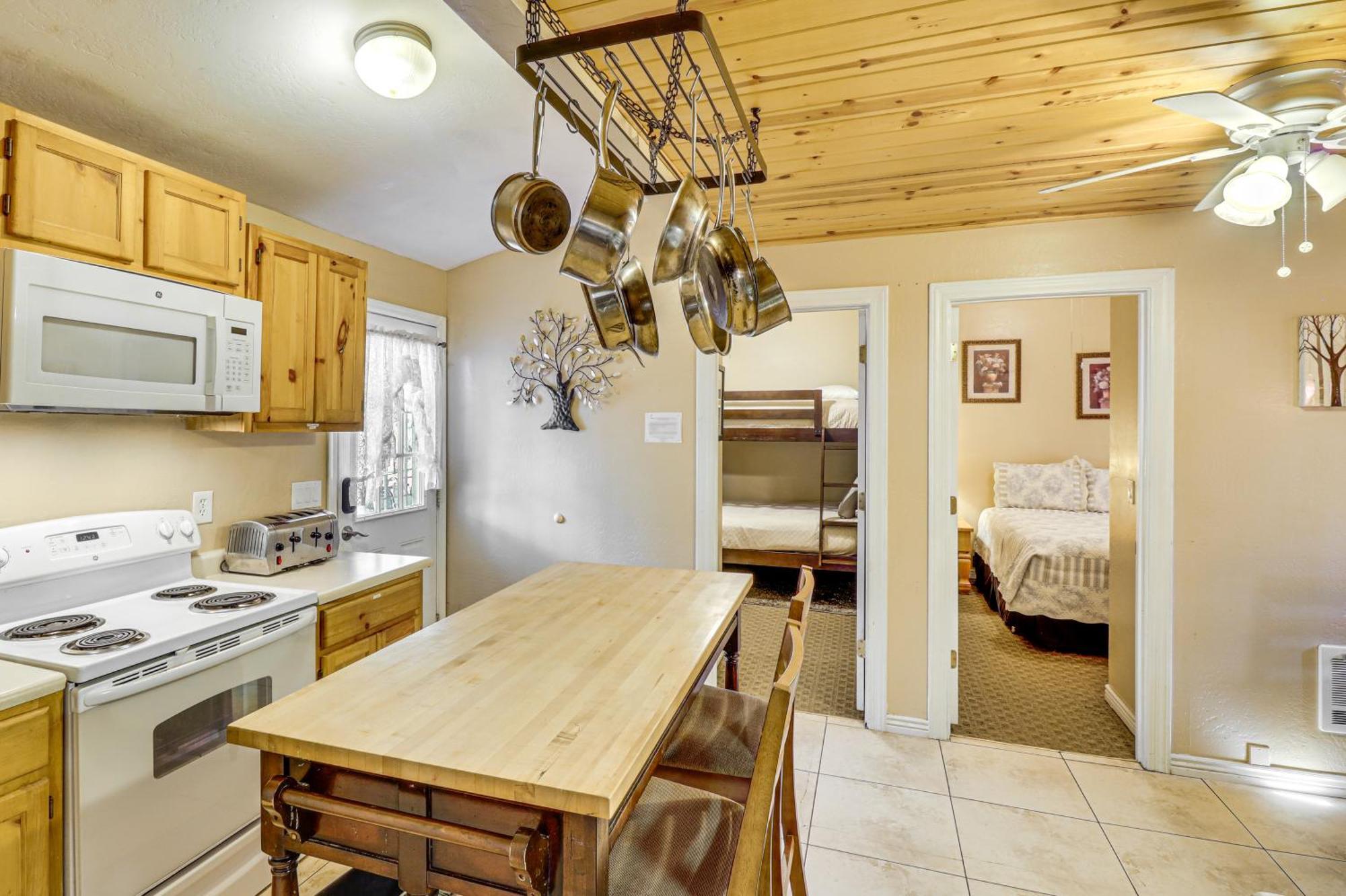 Cozy Lakeside Escape With Deck 4 Mi To Rainbow Lake パイントップ・レイクサイド エクステリア 写真