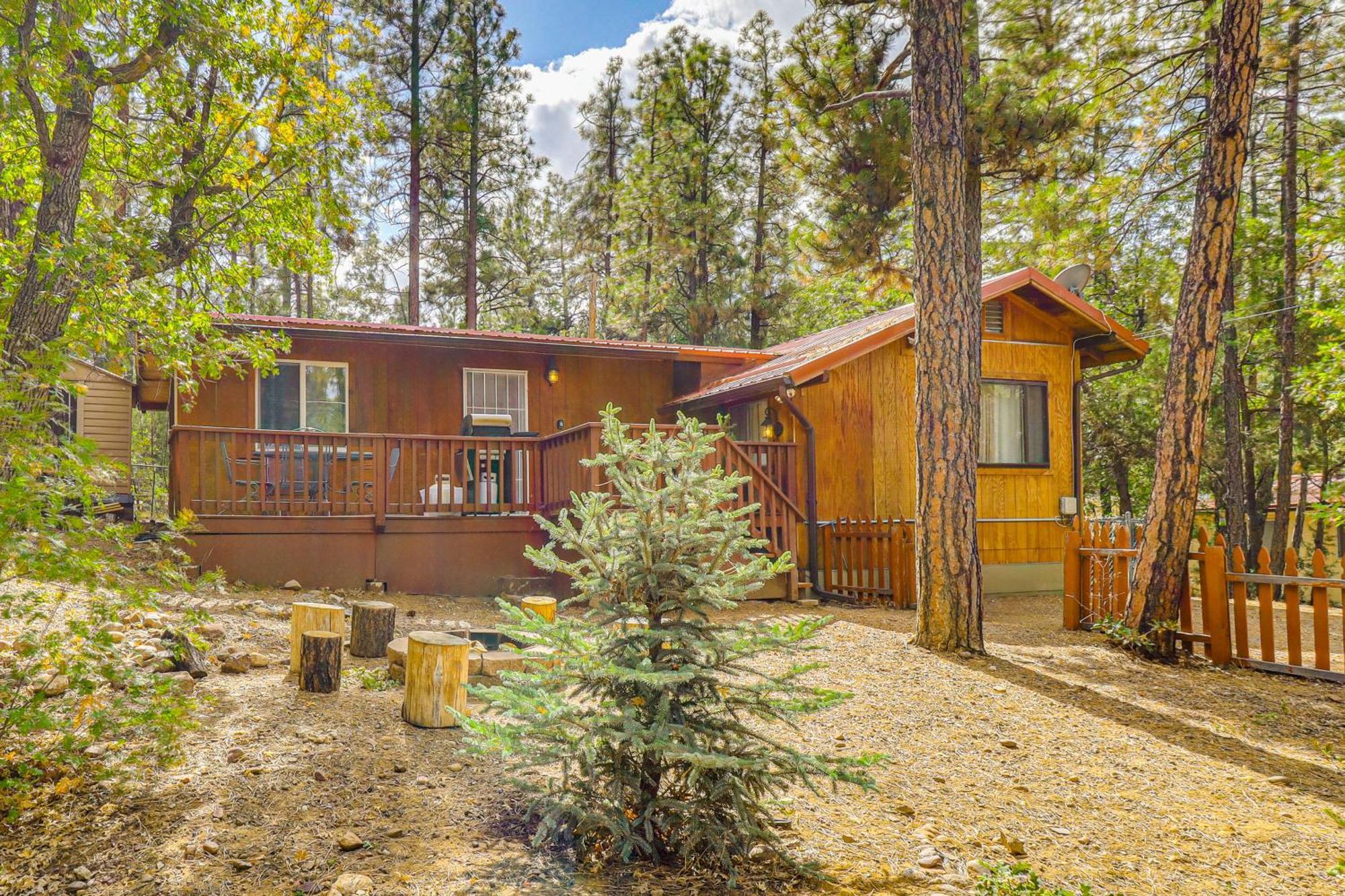 Cozy Lakeside Escape With Deck 4 Mi To Rainbow Lake パイントップ・レイクサイド エクステリア 写真